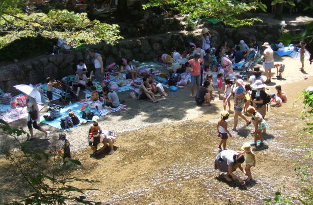 岩屋堂公園で水遊び